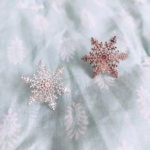 NWOT Gold Snowflake Earrings